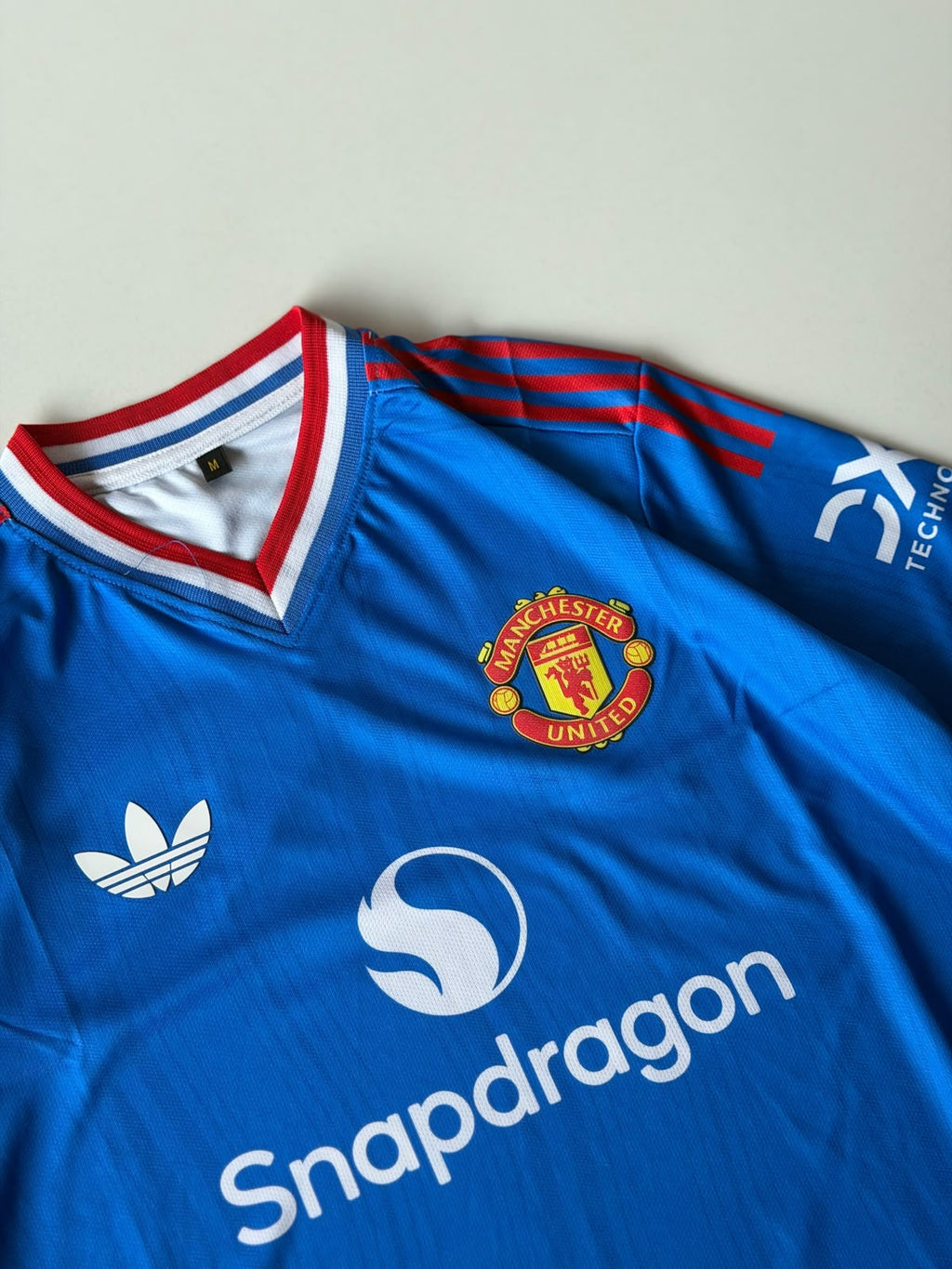 MAN UTD AWAY HEAT PRESSED LOGO - MAINOO